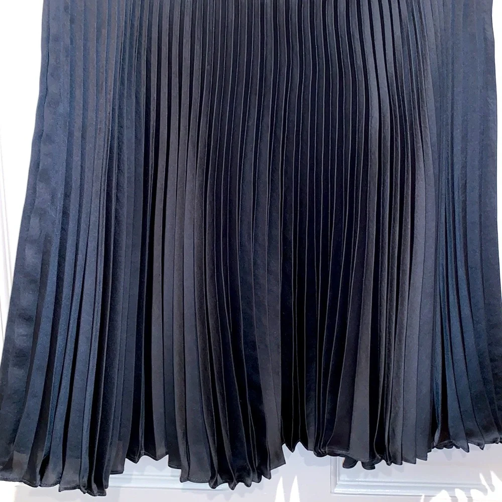 CLUB MONACO navy pleated skirt - Picture 3 of 5